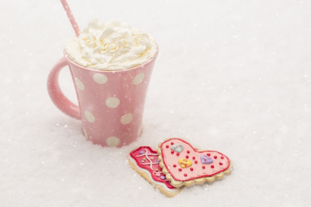 Snowy drink and cookies